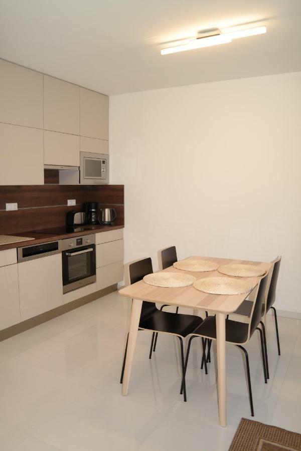 Holiday Apartman With Free Parking Győr Buitenkant foto