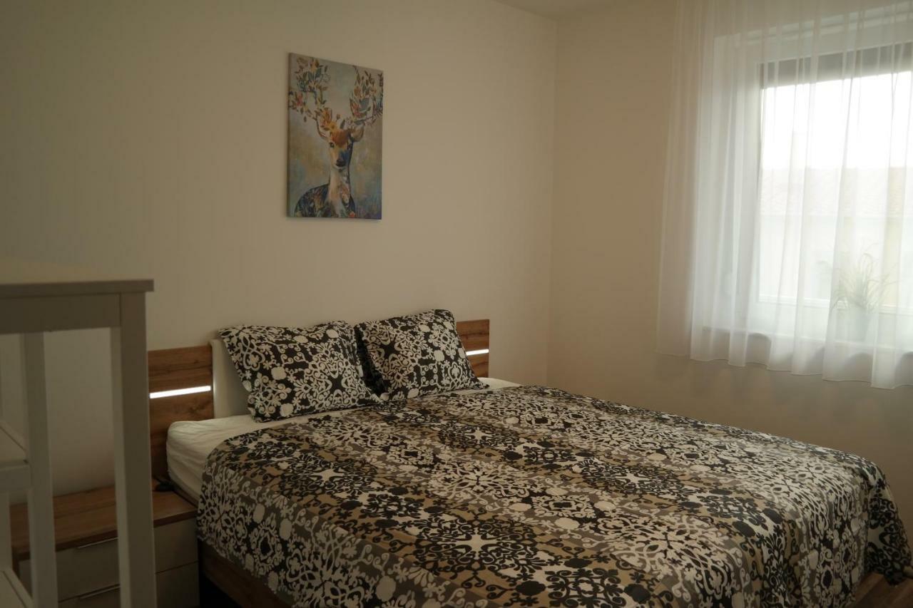 Holiday Apartman With Free Parking Győr Buitenkant foto