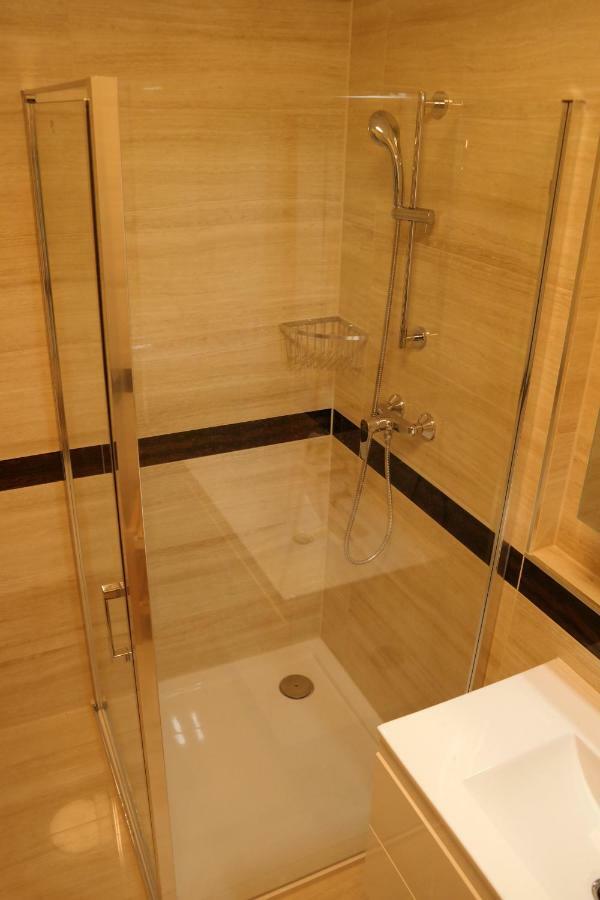 Holiday Apartman With Free Parking Győr Buitenkant foto
